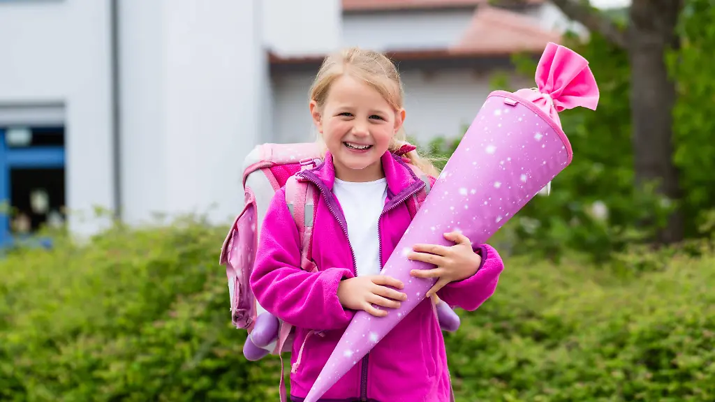 Eine-prall-gefuellte-Schultuete-ist-am-ersten-Schultag-eine-riesige-Ueberraschung