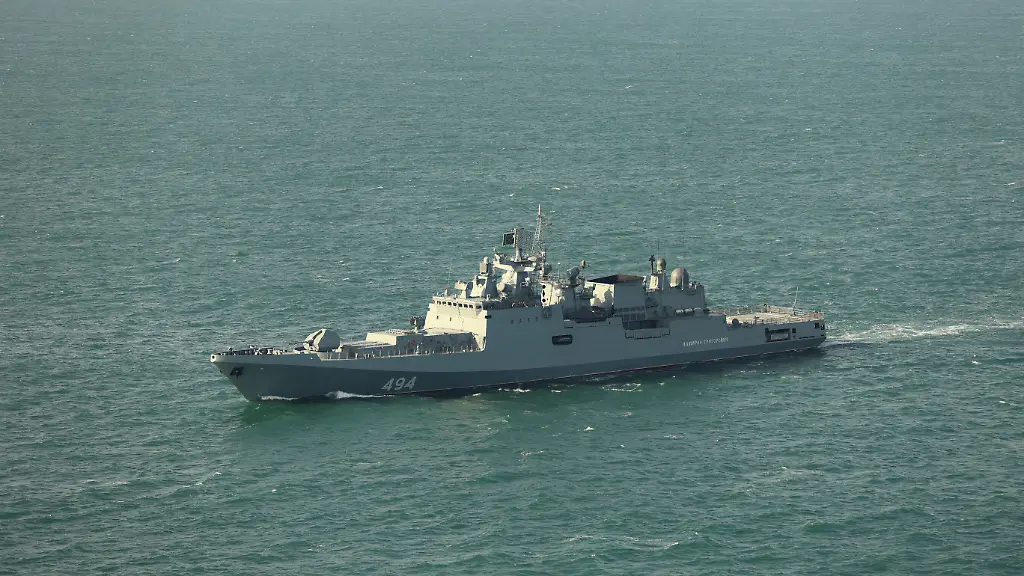 HANDOUT-Dieses-von-dem-Ministry-of-Defence-of-RFN-zur-Verfuegung-gestellte-Foto-zeigt-die-RFN-Admiral-Grigorovich-vorne-die-von-der-RFA-Tideforce-ueberwacht-wird-Ein-russisches-Kriegsschiff-hat-einem-Bericht-zufolge-im-Aermelkanal-einen-Warnschuss-auf-eine-Jacht-abgegeben-Wie-die-britische-Nachrichtenagentur-PA-unter-Berufung-auf-ungenannte-Quellen-meldete-soll-es-sich-bei-dem-Schiff-um-die-Fregatte-Admiral-Grigorowitsch-handeln