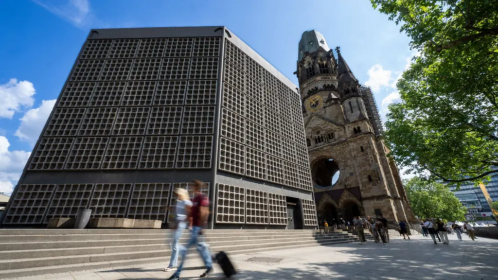 Die-Kaiser-Wilhelm-Gedaechtnis-Kirche-in-Charlottenburg-ist-ein-Ziel-fuer-Besucher-aus-aller-Welt