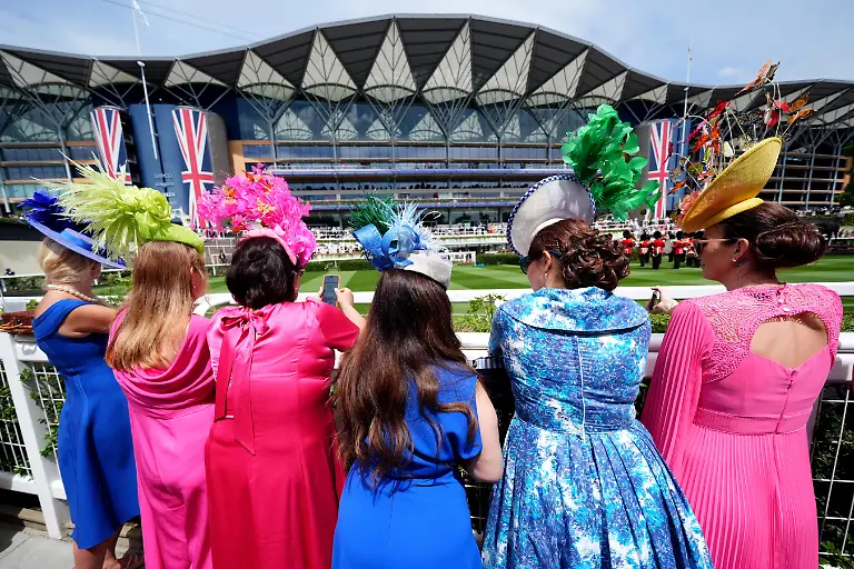 Royal-Ascot-2026-Day-One-Ascot-Racecourse-Racegoers-await-the-arrival-of-the-royal-carriages-on-day-one-of-Royal-Ascot-at-Ascot-Racecourse-Berkshire-Picture-date-Tuesday-June-16-2026-Photo-credit-should-read-Mike-Egerton-PA-Wire-RESTRICTIONS-Use-subject-to-restrictions-Editorial-use-only-no-commercial-use-without-prior-consent-from-rights-holder