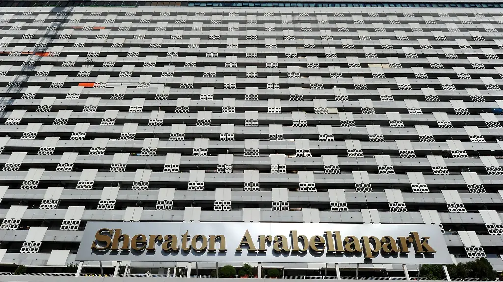 Die-Fassade-des-Arabellahauses-und-der-Eingang-zum-mittlerweile-umbenannten-Hotel-in-dem-73-Meter-hohen-Gebaeude-im-Jahr-2013-Ab-2013-soll-aufwaendig-saniert-werden
