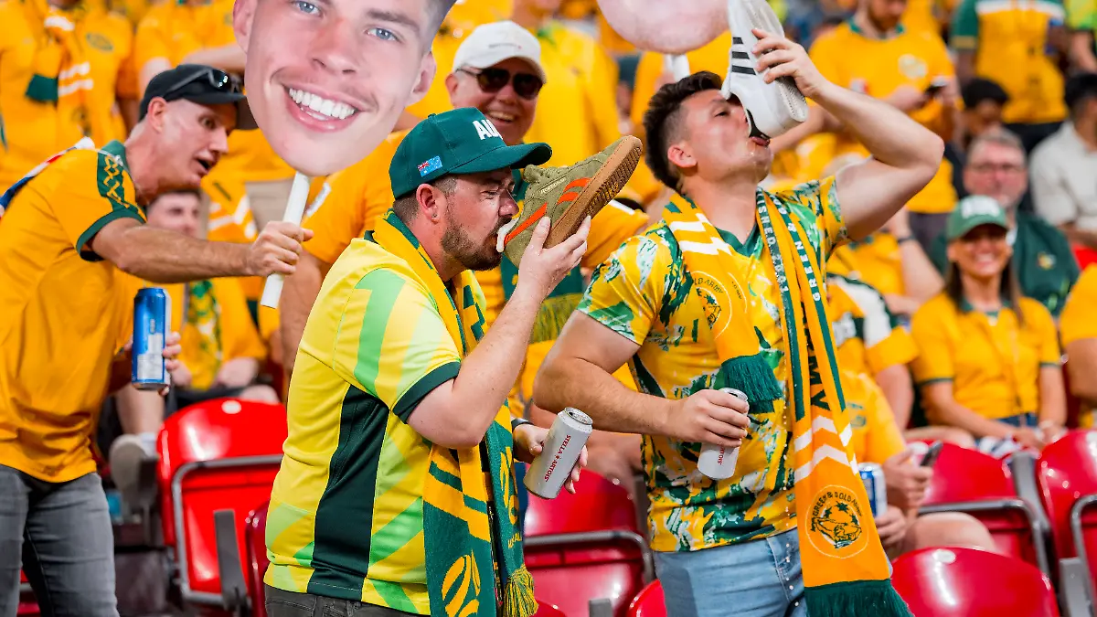 FIFA-World-Cup-WM-Weltmeisterschaft-Fussball-2026-Group-D-Australia-vs-Turkey-Australian-fans-drink-beer-from-their-shoes-ahead-of-the-FIFA-World-Cup-2026-group-stage-soccer-match-Australia-against-Turkey-in-Vancouver-Canada-13-June-2026
