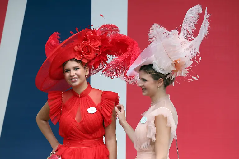 16-06-2026-Ascot-Windsor-GBR-Fashion-women-with-hats-at-the-racecourse-Ascot-racecourse-Zuschauer-Besucher-Publikum-Frauen-Huete-Kopfbedeckungen-Fashion-Eleganz-elegant-Mode-modisch-feminin-260616D500ROYAL-ASCOT