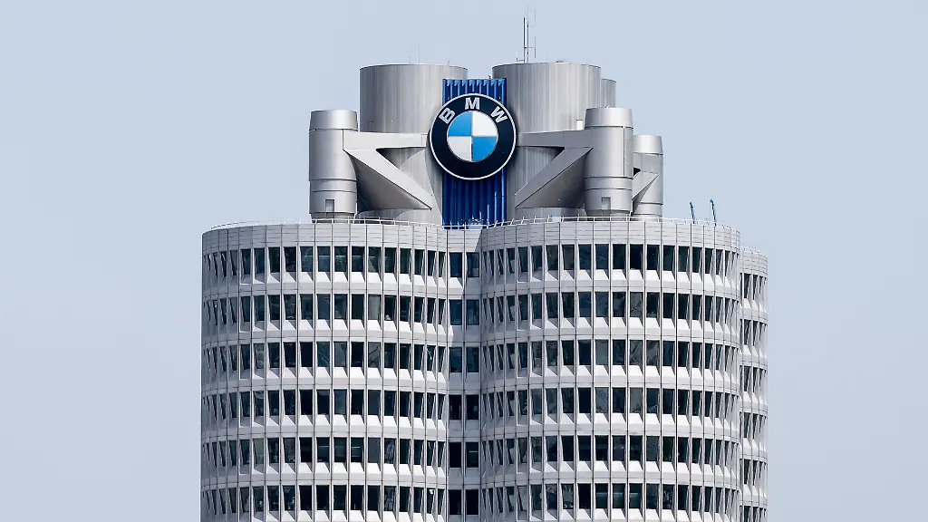 Der-Hauptsitz-der-Bayerischen-Motoren-Werke-BMW-am-Petuelring-Themenbild-Muenchen-Sightseeing-und-Wirtschaft-24-05