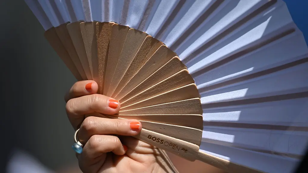 Hitze-im-Sommer-Auch-ein-Faecher-kann-helfen