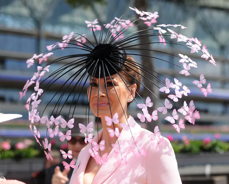 Horse-Racing-2026-UK-Flat-Racing-Season-Royal-Ascot-Day-One-Race-1-The-Queen-Anne-Stakes-Group-1-Ascot-Racecourse-Tuesday-16th-June-2026-Ladies-Fashion-at-Ascot-COLORSPORT-ANDREW-COWIE-PUBLICATIONxNOTxINxUK
