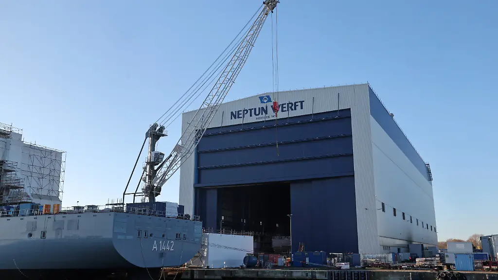 Blick-auf-eine-Schiffbauhalle-der-Neptun-Werft-Teil-der-Meyer-Werft-Auf-einer-heutigen-Pressekonferenz-wurde-ueber-die-Zukunft-der-Meyer-Werft-informiert
