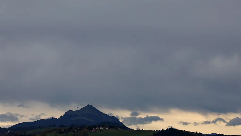 Einsatzkraefte-fanden-den-Mann-leblos-in-unwegsamem-Gelaende-an-der-Suedkante-des-Gruenten-nahe-Burgberg-im-Allgaeu-Landkreis-Oberallgaeu