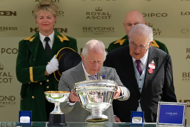 Der-britische-Koenig-Charles-III-ueberreicht-die-Trophaeen-nach-dem-King-Charles-III-Stakes-am-ersten-Tag-des-Royal-Ascot-auf-der-Pferderennbahn-von-Ascot-in-Berkshire