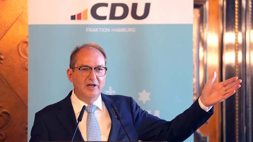 Alexander-Dobrindt-CSU-Bundesminister-des-Innern-spricht-im-Kaisersaal-im-Rathaus-waehrend-der-Veranstaltung-Sicherheit-gemeinsam-staerken-Resilienz-fuer-Deutschland-und-Hamburg-Die-CDU-Fraktion-in-der-Hamburgischen-Buergerschaft-hat-zu-der-Veranstaltung-eingeladen