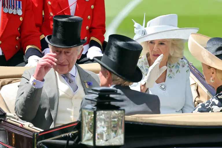 16-06-2026-Ascot-Windsor-GBR-Royal-Procession-King-Charles-III-and-Camilla-the-Queen-Consort-arriving-at-the-parade-ring-Ascot-racecourse-Camilla-Queen-Ankunft-Koenig-Charles-Royals-Portrait-Portraet-260616D508ROYAL-ASCOT