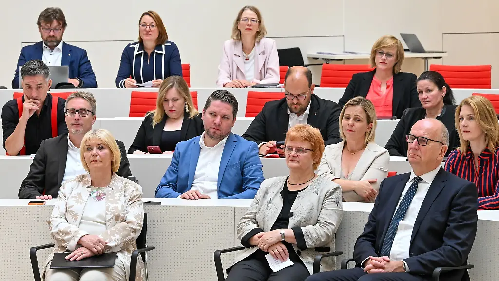 Bei-einer-Gedenkveranstaltung-im-Landtag-wurde-der-Opfer-des-DDR-Volksaufstandes-vor-73-Jahren-gedacht