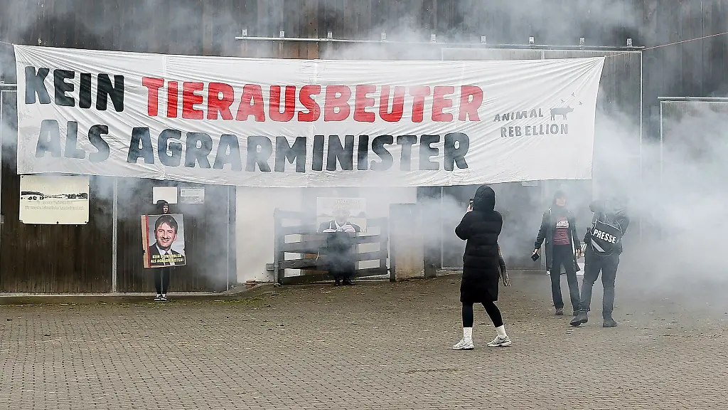 Die-Gruppe-Animal-Rebellion-hatte-nach-eigenen-Angaben-im-vergangenen-Maerz-mit-der-Aktion-gegen-eine-moegliche-Ernennung-Felssners-zum-Bundesagrarminister-protestiert