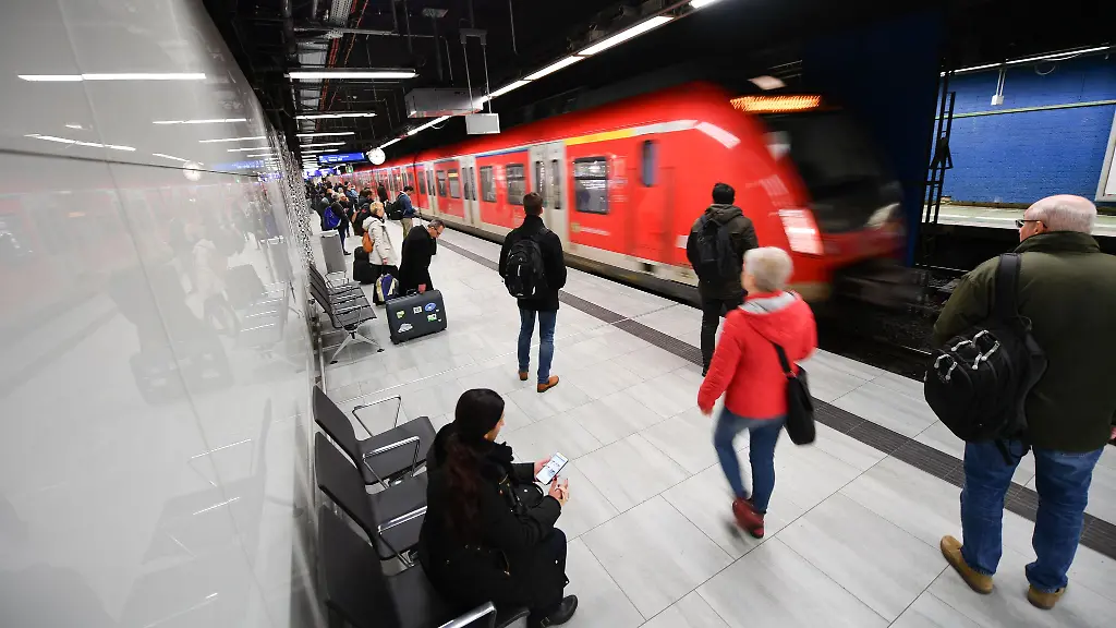 Nach-einem-Wasserrohbruch-musste-ein-Gleis-am-Regionalbahnhof-gesperrt-werden