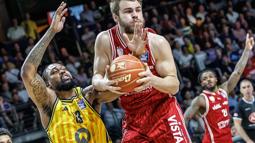 Verlaesst-wie-auch-einige-Teamkollegen-die-Bamberg-Baskets-Moritz-Krimmer-rechts