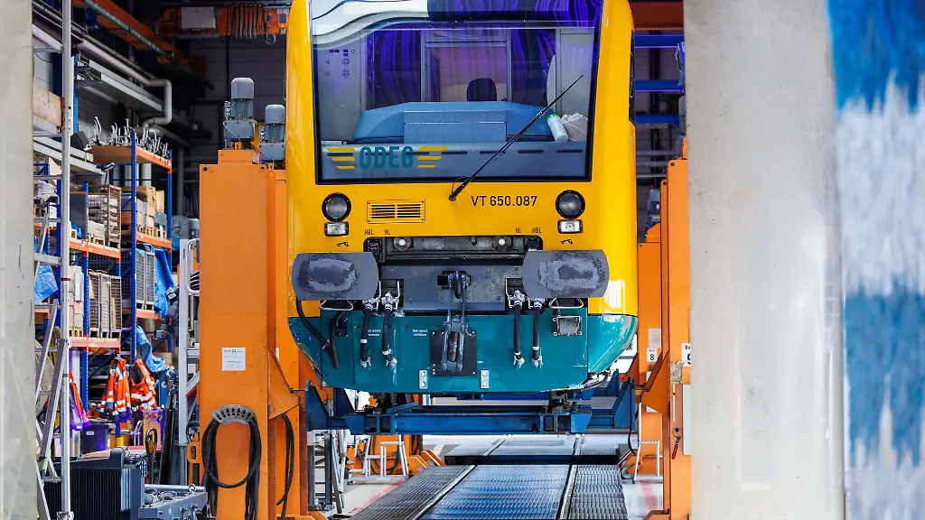 Ab-Ende-2027-will-die-private-Eisenbahngesellschaft-Odeg-schrittweise-14-Batteriezuege-aufs-Gleis-bringen