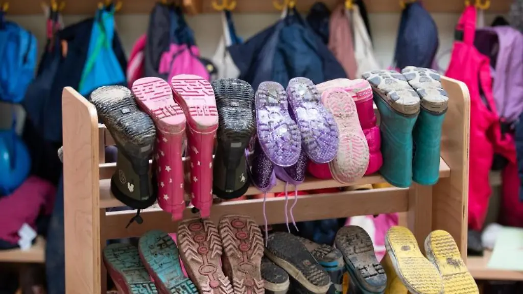 Kinderbekleidung-und-Stiefel-sind-in-einer-Kindertagesstaette-zu-sehen