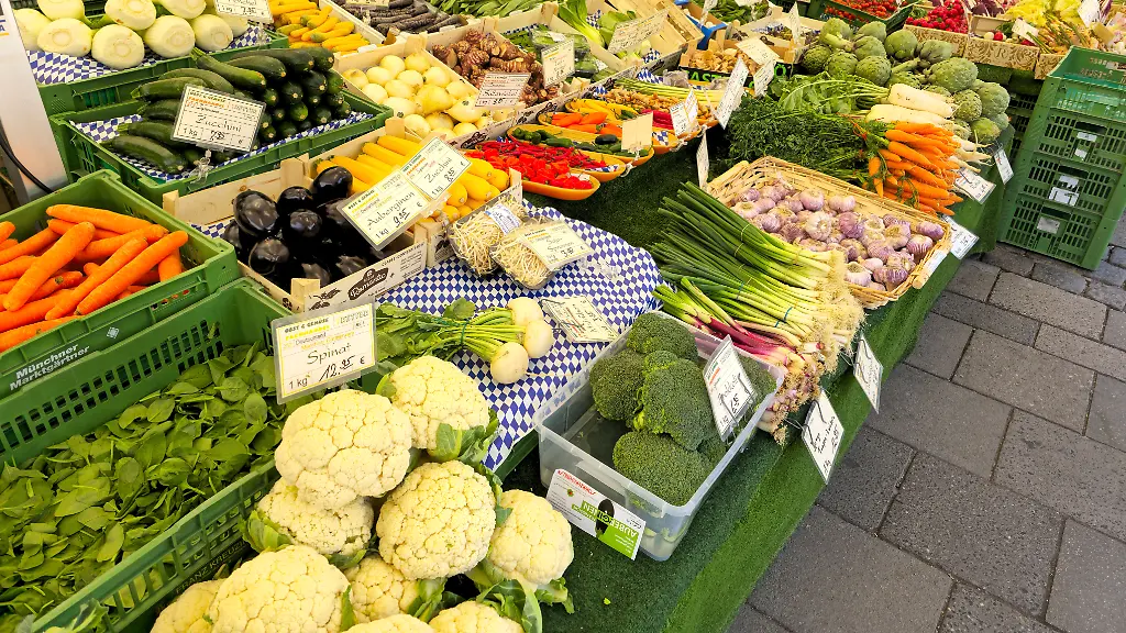 Die-Auslage-von-einem-Obst-und-Gemuesehaendler-auf-dem-Viktualienmarkt-in-Muenchen-mit-frischer-Ware-NUR-FUeR-REDAKTIONELLE-VERWENDUNG