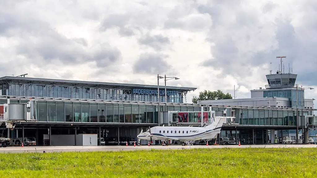 2021-kurz-vor-der-Pleite-danach-wieder-etwas-im-Aufwind-der-Flughafen-Paderborn-Lippstadt