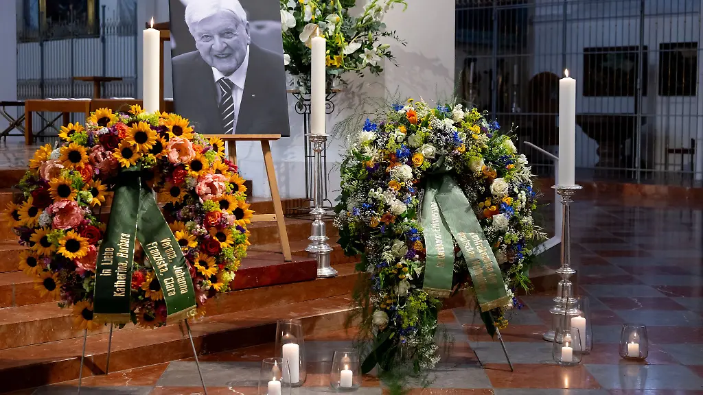 Vertreter-aus-Politik-Kirche-und-Wissenschaft-haben-in-der-Muenchner-Frauenkirche-Abschied-von-Hans-Maier-genommen-Der-CSU-Politiker-war-am-8-Juni-im-Alter-von-94-Jahren-gestorben