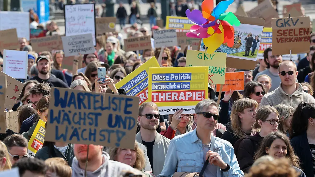 Nach-einer-Honorarkuerzung-um-4-5-Prozent-zum-1-April-plant-die-Bundesregierung-weitere-Kuerzungen-bei-der-Psychotherapie