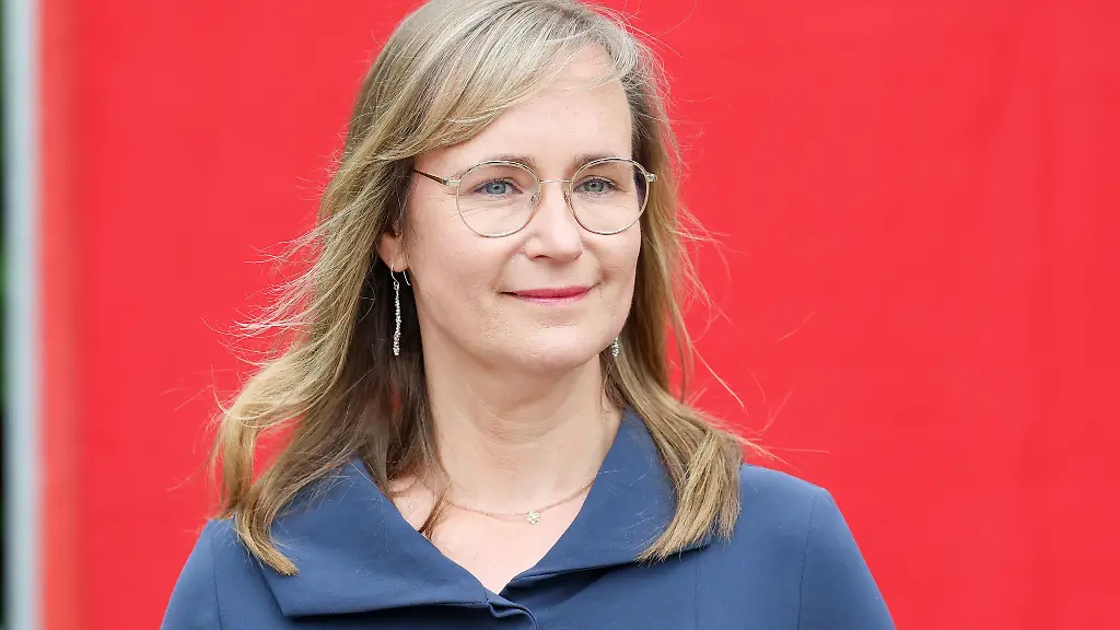 Das-kann-nur-eng-mit-der-Partei-entschieden-werden-sagte-Linken-Spitzenkandidatin-Eva-von-Angern-zu-einer-moeglichen-Zusammenarbeit-mit-der-CDU