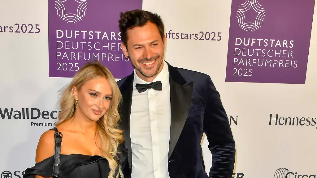 Ex-Bachelor-Sebastian-Klaus-mit-seiner-Freundin-Jenny-Koepper-zu-Gast-auf-dem-blauen-Teppich-bei-der-Verleihung-der-Duftstars-2025-Deutscher-Parfumpreis-der-Fragrance-Foundation-in-den-Rheinterrassen-am-08-05