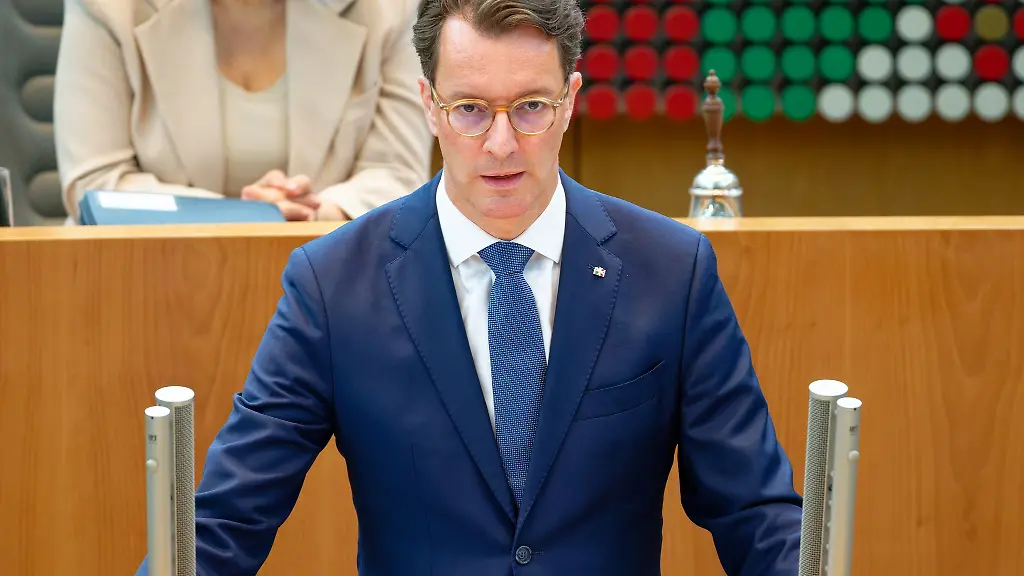 Der-Ministerpraesdient-lobte-NRW-in-hoechsten-Toenen-als-wirtschaftliches-Aufsteigerland-von-der-Opposition-erntete-er-dafuer-alles-andere-als-Applaus