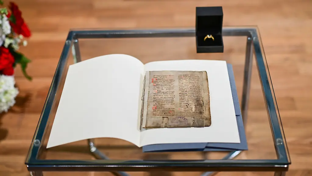 Eine-Handschrift-die-einen-Teil-des-Textes-der-polnischen-Hymne-Gaude-Mater-Polonia-enthaelt-und-ein-Ring-der-mutmasslich-aus-dem-Besitz-von-Polens-Koenig-Sigismund-I-stammt-liegen-waehrend-des-Deutsch-Polnischen-Forums-im-Auswaertigen-Amt-auf-einem-Tisch-Das-Schriftstueck-und-der-Ring-werden-als-Beutekunst-zurueckgegeben