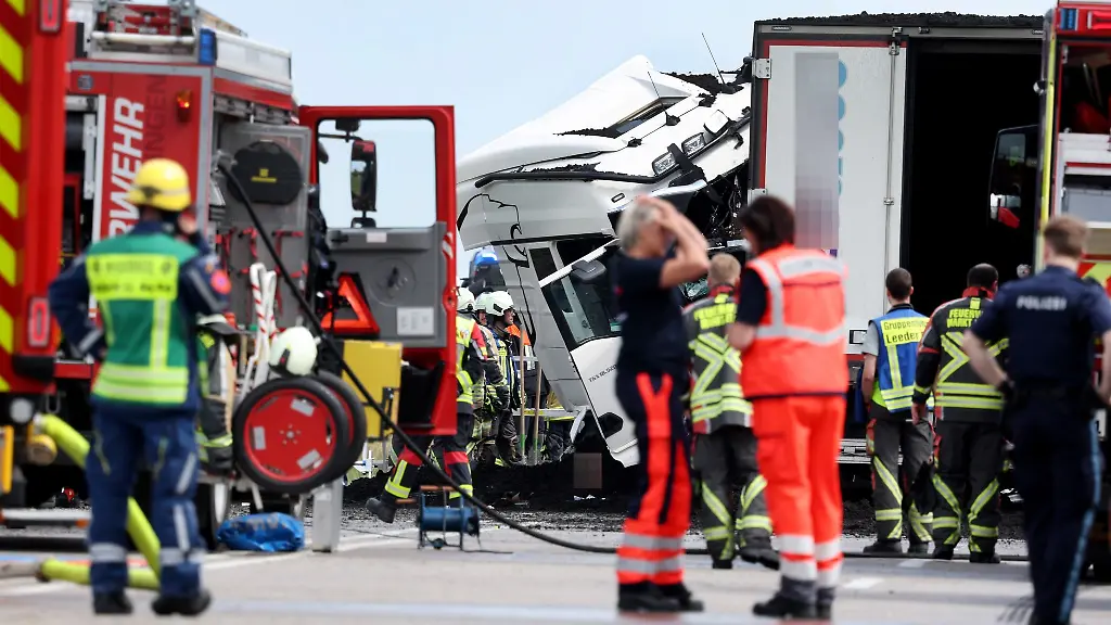 Zahlreiche-Kraefte-von-Polizei-Feuerwehr-und-Rettungsdienst-waren-nach-dem-Unfall-im-Einsatz