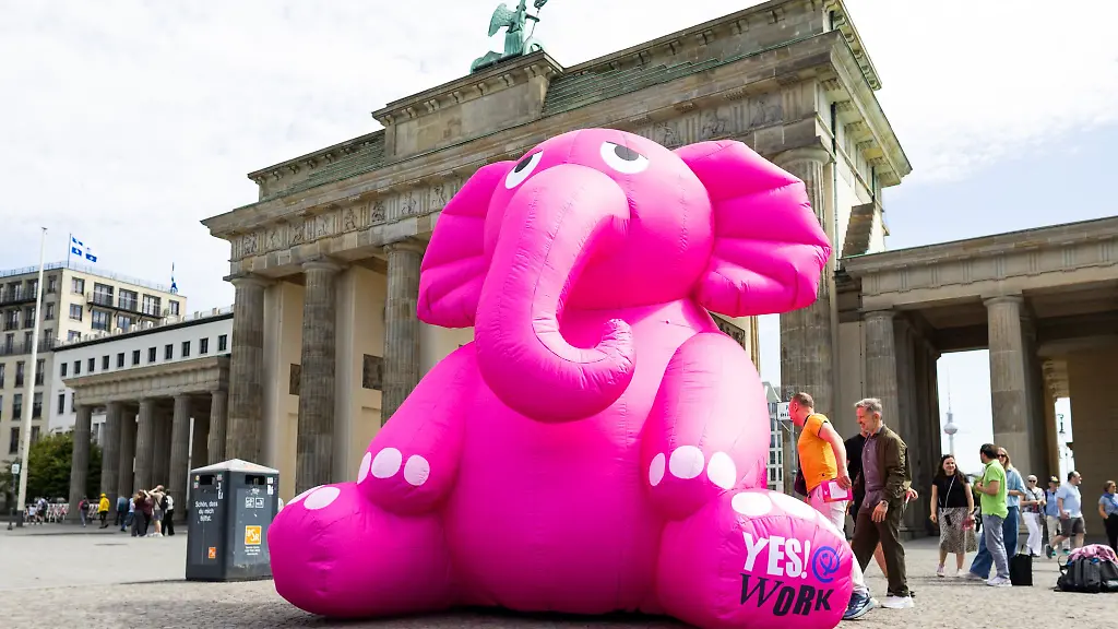 Vor-dem-Brandenburger-Tor-macht-ein-Verein-auf-die-Tabuisierung-von-Krebs-in-der-Gesellschaft-aufmerksam-mit-einem-rosafarbenen-Elefanten