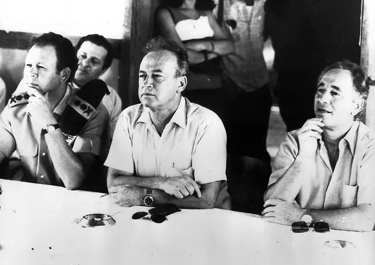 8-August-1974-Israels-Premierminister-spricht-mit-Siedlern-OPS-Israels-Generalstabschef-General-Mordechai-Gur-Premierminister-Yitzak-Rabin-und-Verteidigungsminister-Simon-Peres-abgebildet-als-sie-die-Fragen-der-Siedler-im-Hordan-Tal-beantworteten