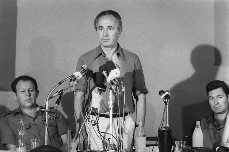 8-Juli-1976-Pressekonferenz-zur-erfolgreichen-Uganda-Mission-Tel-Aviv-Press-House-Sikoloo-House-8-Juli-1976-Von-links-nach-rechts-der-israelische-Generalstabschef-General-Mordechai-Gur-Verteidigungsminister-Shimon-Perez-General-Dan-Shomron-der-fuer-die-Rassenfrage-in-Uganda-zustaendig-war