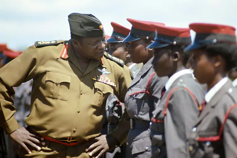 ARCHIVFOTO-Vor-20-Jahren-am-16-August-2003-starb-Idi-Amin-Idi-Amin-l-Staatschef-von-Uganda-im-Juli-1975-bei-der-Inspektion-einer-Truppe-aus-weiblichen-Soldaten-Frauen-Soldatinnen-01-07