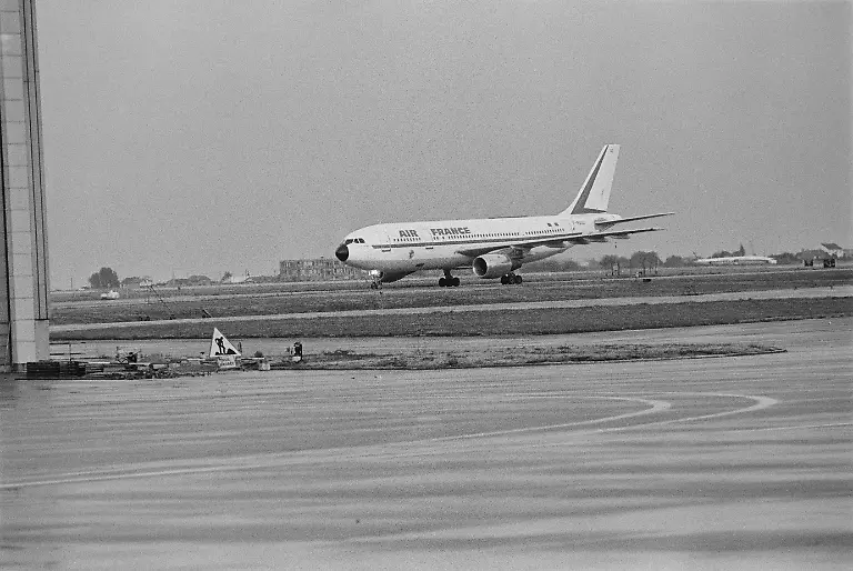 Airbus-A300-d-Air-France-rendu-a-la-France-suite-a-la-prise-d-otage-d-Entebbe-le-22-juillet-1976-a-Roissy