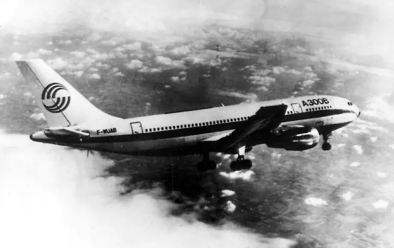 File-AP-Enfuehrtes-Flugzeug-in-Uganda-gelandet-Die-am-Sonntagmittag-27-6-1976-nach-dem-Start-in-Athen-von-palaestinensichen-Guerillas-entfuehrte-Maschine-der-Fluggesellschaft-Air-France-ist-am-Montagmorgen-auf-den-Flughafen-von-Entebbe-in-Uganda-gelandet-Die-Maschine-vom-Typ-Airbus-unser-Archivbild-zeigt-eine-Maschine-des-selben-Typs-hatte-die-Guerillas-nach-dem-Start-in-Athen-in-ihre-Gewalt-gebracht-An-Bord-befinden-sich-256-Menschen-AP-Photo-28-6