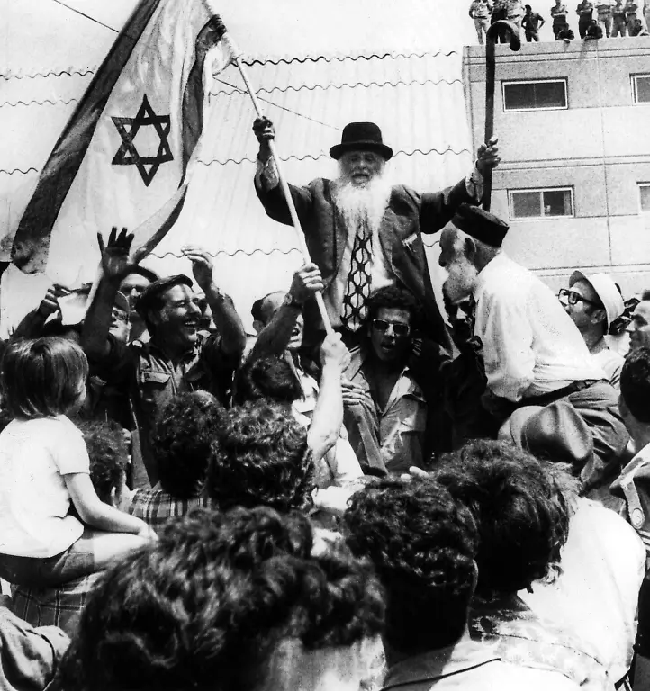 Verwandte-und-Freunde-bejubeln-am-04-07-1976-auf-dem-Ben-Gurion-Flughafen-in-Tel-Aviv-die-Rueckkehr-der-Geiseln-Am-27-06-1976-war-ein-Airbus-A300-der-Air-France-nach-dem-Start-in-Athen-entfuehrt-worden-Die-Maschine-landete-auf-dem-Flughafen-Entebbe-in-Uganda-wo-die-juedischen-Passagiere-von-den-anderen-getrennt-wurden-Die-pro-palaestinensischen-Geiselnehmer-verlangten-die-Freilassung-von-53-Inhaftierten-in-verschiedenend-Laendern-u-a-von-Deutschland-von-Mitgliedern-der-Rote-Armee-Fraktion-In-der-Nacht-zum-4-Juli-wurde-die-Entfuehrung-von-israelischen-Sicherheitskraeften-beendet