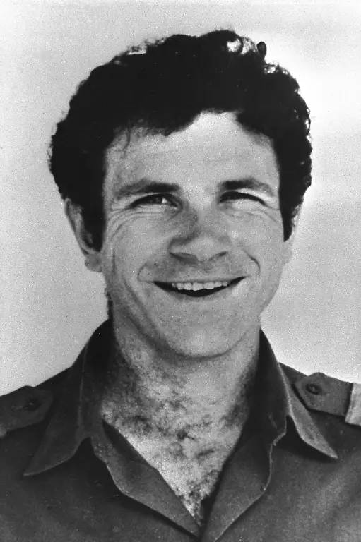 ARCHIV-HANDOUT-Joni-Netanjahu-Bruder-von-Israels-Ministerpraesident-B-Netanjahu-aufgenommen-01-06-1977-Er-war-am-4-Juli-1976-als-Soldat-bei-einer-Befreiungsaktion-im-ugandischen-Entebbe-getoetet-worden-Foto-Government-Press-Office-dpa-zu-dpa-Netanjahu-besucht-Afrika-40-Jahre-nach-Operation-Entebbe-vom-01-07