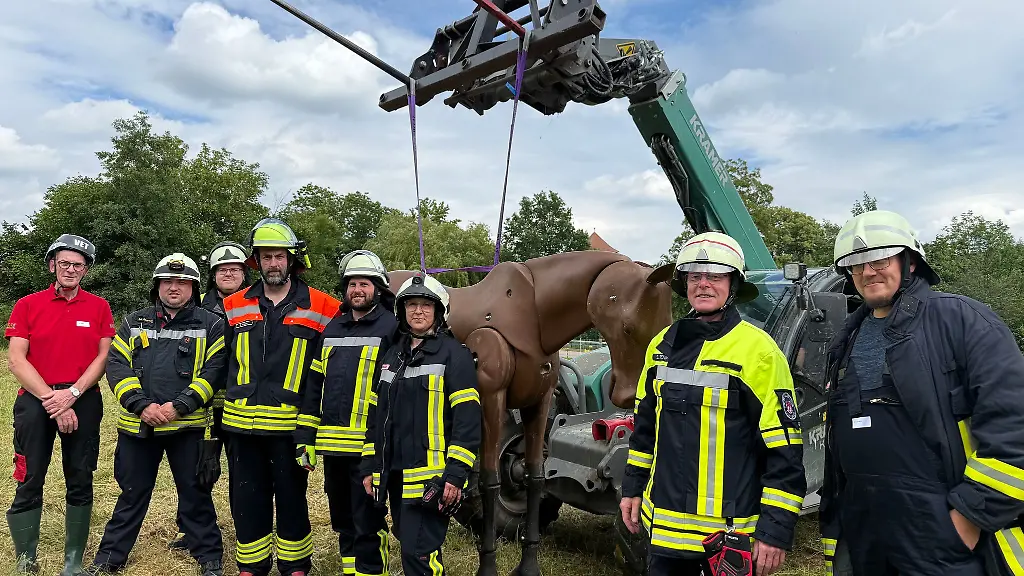 Die-Rettung-grosser-Tiere-will-gelernt-sein-Einsatzkraefte-der-Feuerwehr-ueben-an-einem-Pferde-Dummy-unter-Leitung-des-niederlaendischen-Tierarztes-und-Rettungsexperten-Ronald-Rongen-l
