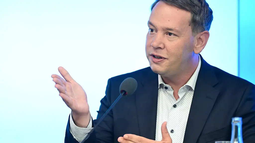 Der-Gesundheitsminister-mahnte-unter-anderem-Hitzeschutz-als-gemeinsame-Aufgabe-zu-verstehen