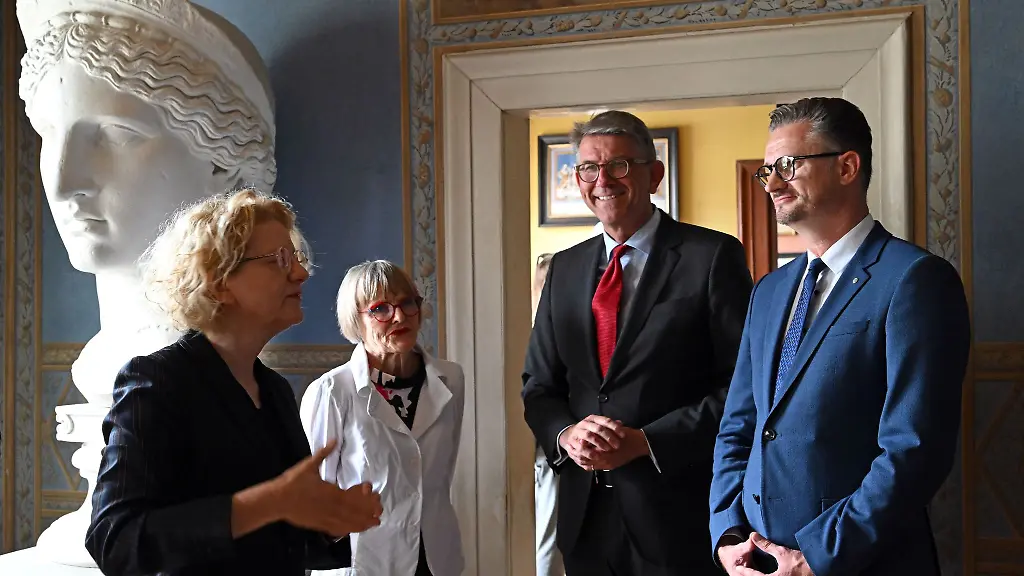 Gemeinsam-mit-Thueringens-Kulturminister-Christian-Tischner-r-CD-informierte-sich-Kulturstaatsminister-Wolfram-Weimer-ueber-die-geplante-Sanierung-im-ehemaligen-Wohnhaus-von-Dichter-Wolfgang-Johann-von-Goethe