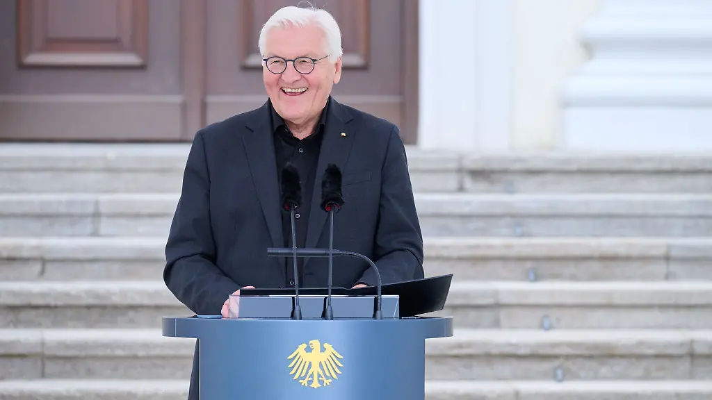 Der-Bundespraesident-sichtlich-gut-gelaunt-bei-einer-Kunst-Veranstaltung-in-Berlin-Mal-sehen-wie-seine-Laune-sein-wird-bei-der-Gamescom-im-August