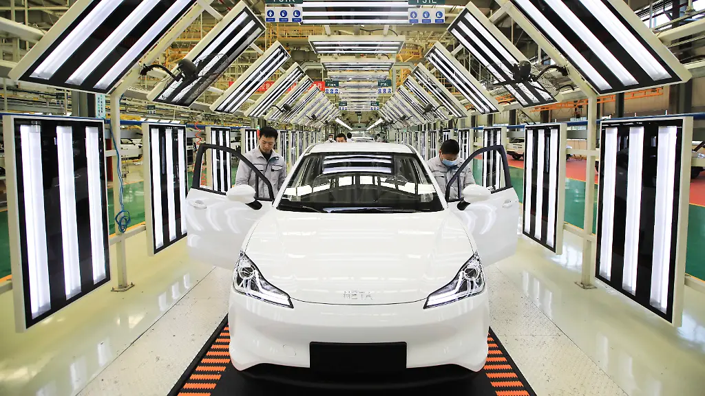 News-Bilder-des-Tages-JIAXING-CHINA-FEBRUARY-19-Employees-work-on-the-assembly-line-of-Neta-electric-car-at-a-factory-of-Hozon-New-Energy-Automobile-Co-Ltd-on-February-19-2021-in-Jiaxing-Zhejiang-Province-of-China