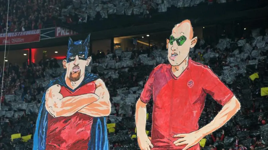In-einer-Fan-Choreographie-werden-Darstellungen-von-Ribery-l-und-Robben-als-Badman-Robben-auf-einem-Transparent-gezeigt