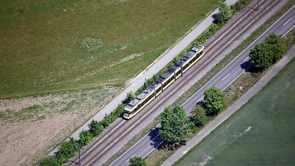 Ein-E-Scooter-Fahrer-ist-im-Kreis-Karlsruhe-von-einer-Strassenbahn-erfasst-worden