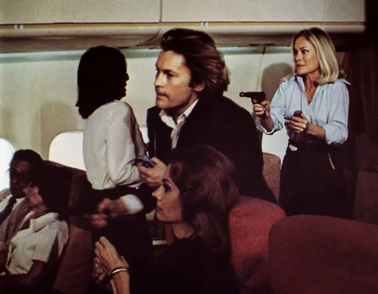 Unternehmen-Entebbe-VICTORY-AT-ENTEBBE-USA-1976-Regie-Marvin-Chomsky-HELMUT-BERGER-Stichwort-Schusswaffe-Revolver-Flugzeugentfuehrung-Terrorsnschlag