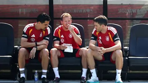 Julian-Nagelsmann-arbeitet-an-der-Taktik-fuer-das-zweite-WM-Spiel