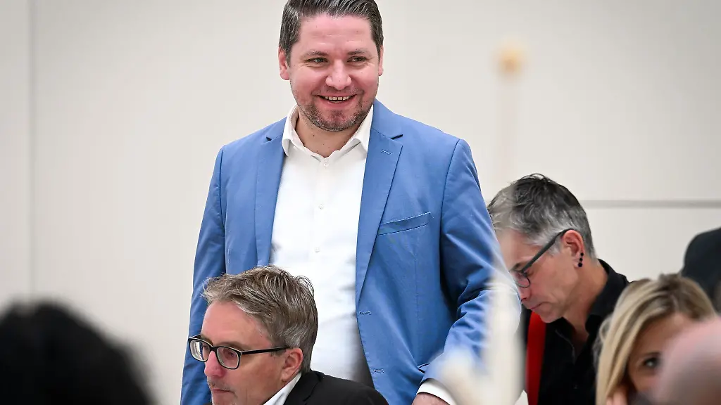 Der-Parlamentarische-Geschaeftsfuehrer-der-SPD-Fraktion-im-Brandenburger-Landtag-Ludwig-Scheetz-erlaeutert-die-Plaene-zum-Aussetzen-der-Grundentschaedigung-der-Abgeordneten