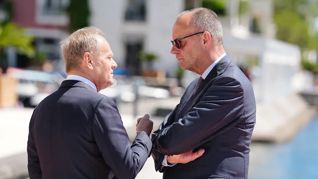 Bundeskanzler-Friedrich-Merz-r-CDU-und-Donald-Tusk-Ministerpraesident-von-Polen-unterhalten-sich-beim-EU-Westbalkan-Gipfel-Bei-dem-Spitzentreffen-soll-es-auch-um-die-EU-Beitrittsperspektive-der-Westbalkanlaender-Albanien-Bosnien-Herzegowina-Kosovo-Montenegro-Nordmazedonien-und-Serbien-gehen-Eingeladen-sind-die-Staats-und-Regierungschefs-der-EU-Staaten-und-Westbalkanlaender