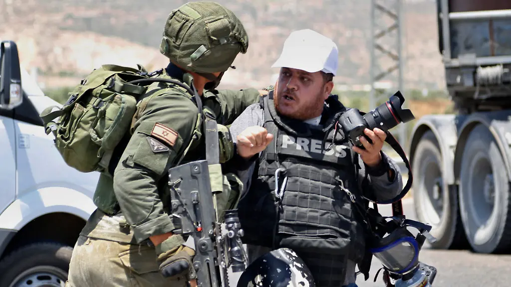 Ein-israelischer-Soldat-stoesst-am-16-05-2017-nahe-der-Siedlung-Shavei-Shamron-im-Westjordanland-einen-palaestinensischen-Journalisten-beiseite-Bei-einem-Solidaritaetsprotest-mit-palaestinensischen-Gefangenen-die-im-Hungerstreik-sind-kam-es-zu-Ausschreitungen